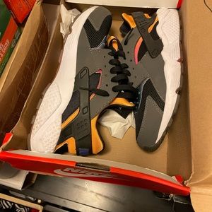 NIKE 2014 AIR HUARACHE RUN SD
724764 005 RAIBNOW 10 PRESTO MAX
FORCE AIR 1180